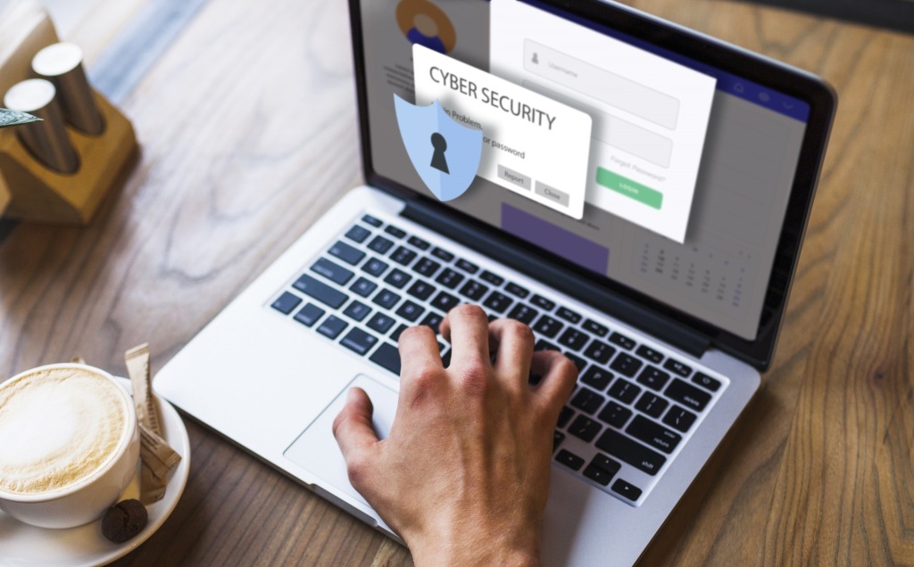 ecrã de computador com mensagem de cybersecurity